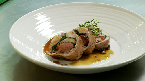 Râble de lapin de Stanstead farci d’agneau, sauce à la fleur d’ail de St-Marc