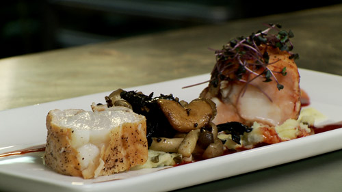 Rôtisson de lotte chemisé de saumon fumé, tombée de champignons sauvages et jus de viande à la betterave
