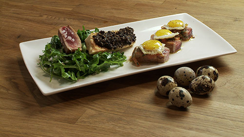 Salade niçoise revisitée, thon frais mi-cuit, tapenade et œufs de caille