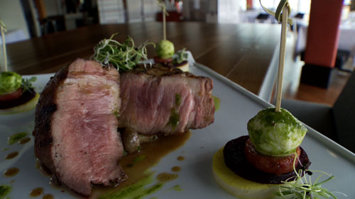 Côte de veau grillée, sauce tamarin, bocconcini aux herbes et brochette de légumes