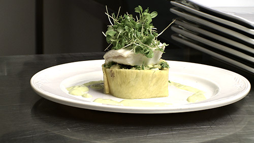 Flétan confit à l’huile d’olive et pelures d’orange, salade d’avocat, ananas et coriandre