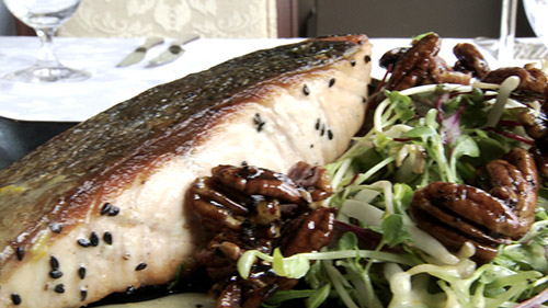 Pavé de saumon biologique, salade de jeunes pousses, vinaigrette sésame et orange