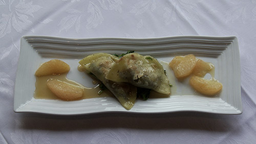 Ravioles à la figue braisée au balsamique blanc et au foie gras sur une tombée de roquette, gastrique de pamplemousse
