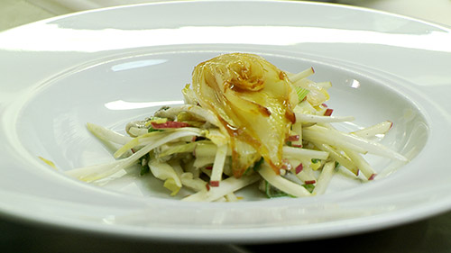 Salade d’endives caramélisées, pomme et bleu bénédictin