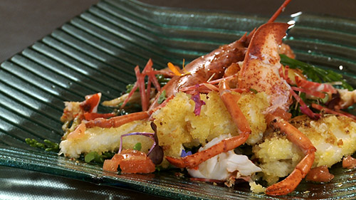 Salade tiède multicolore au homard et bar du Chili