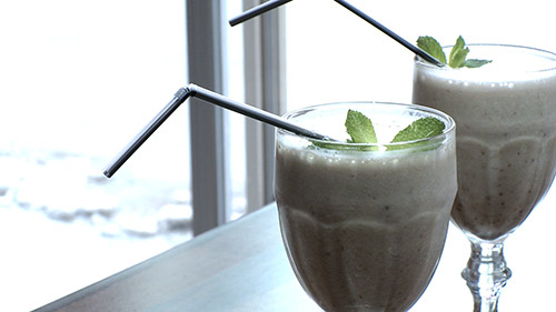 Lait frappé à la banane et aux dattes