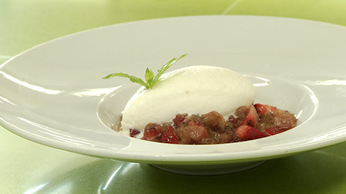 Nage de fraises et rhubarbe à la vanille