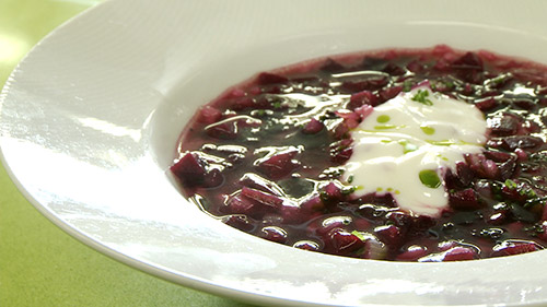 Soupe de betteraves et orge, crème sure et ciboulette