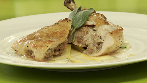 Suprême de pintade farci, lanières de courgettes à la crème de lard fumé
