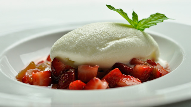 Nage de fraises et rhubarbe à la vanille