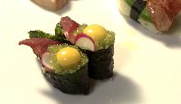 Gunkan explosion d’hokigaï (mactre de Stimpson), tobiko au wasabi, jaune d’œuf de caille et radis frais