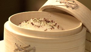 Pétoncle vapeur aux épices et saké accompagné de fleur de sel au wasabi