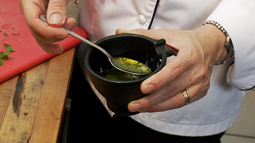 Vinaigrette à l’ail, olive, citron et menthe