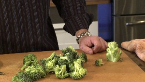 Tailler en petites sommités: brocolis