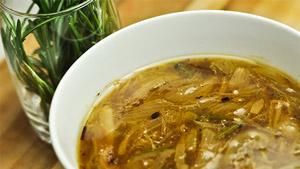 Soupe à l’oignon, baies de genièvre et huile d’ail