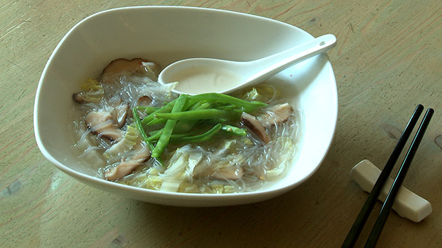 Soupe aux vermicelles de soja, champignons shiitake et chou napa