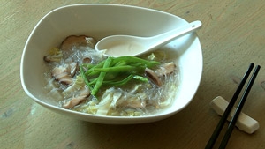 Soupe aux vermicelles de soja, champignons shiitake et chou napa