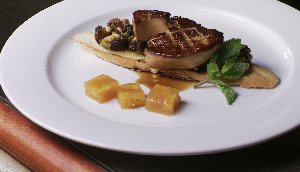 Foie gras poêlé, tapenade de dattes et gelée d’oranges aux pétales de rose
